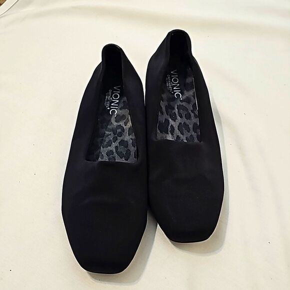 Vionic women’s shoe - Powell. Demi-wedge, 9 Black - Picture 1 of 8